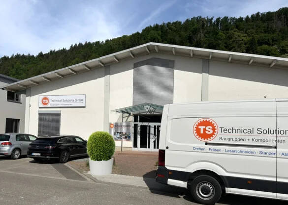 Außenansicht des Firmengebäudes von TS Technical Solutions GmbH mit Firmenfahrzeug auf dem Parkplatz